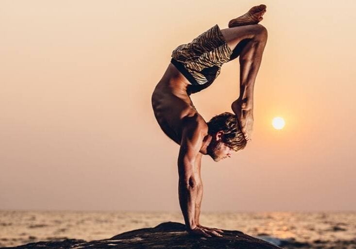 Mark Robberds handstands in primary series
